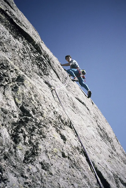Javier Talavera en el L2 de la vía de las uñas, a la Torre de Villarejo (6a+), 1986.